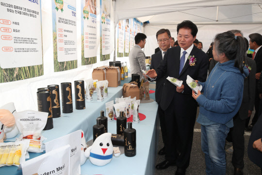 김병원 농협중앙회 회장(사진 오른쪽부터 두번째)이 25일 농협하나로마트 양재점 야외 특설매장에서 개최된 '2018년 우리쌀 가공식품·전통주 한마당 대축제'에서 전시된 쌀 가공식품 및 전통주를 살펴보고 있다. 농협제공